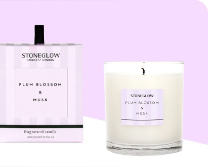 Свеча Stoneglow Plum Blossom and Musk в фирменной коробке